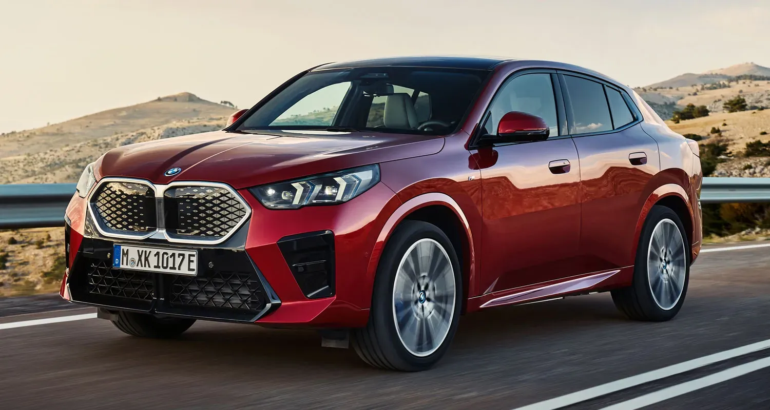 BMW iX2 Rojo en carretera