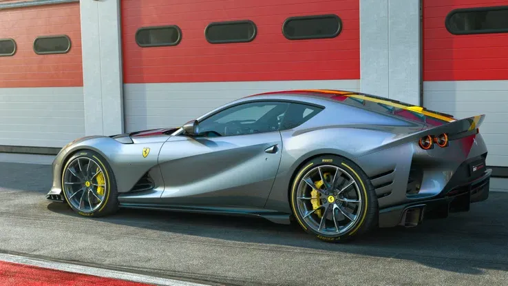 Ferrari 812 Competizione perfil lateral en movimiento