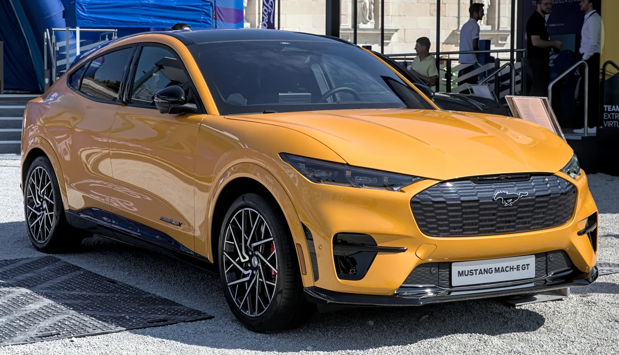 Ford Mustang Mach-E Amarillo en exhibición