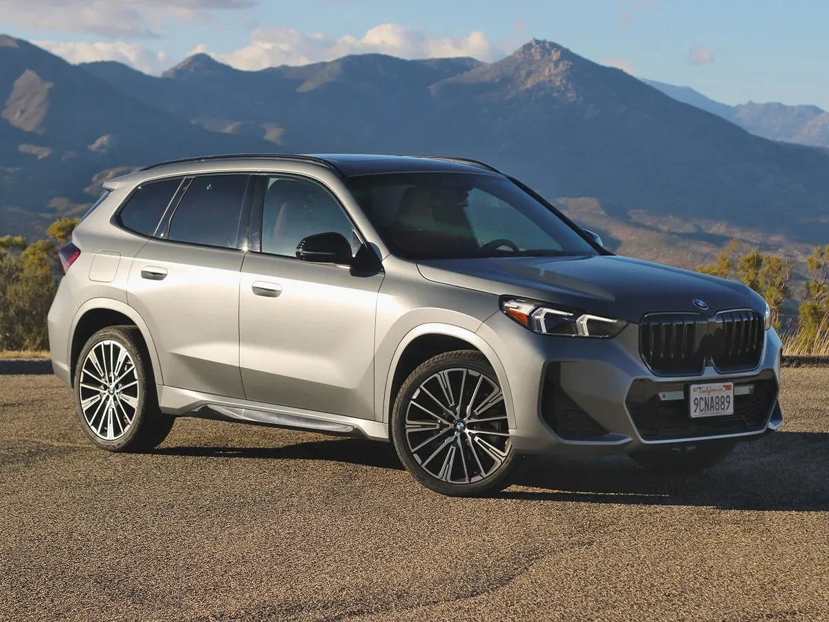 Vista frontal y lateral del BMW X1 2023 en color plateado
