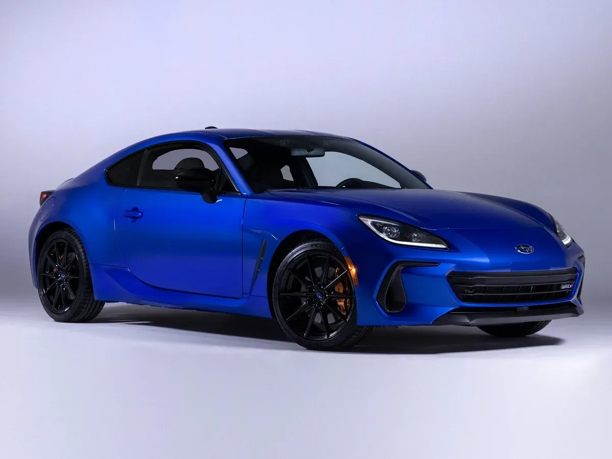 Subaru BRZ tS 2024 en color azul, vista frontal