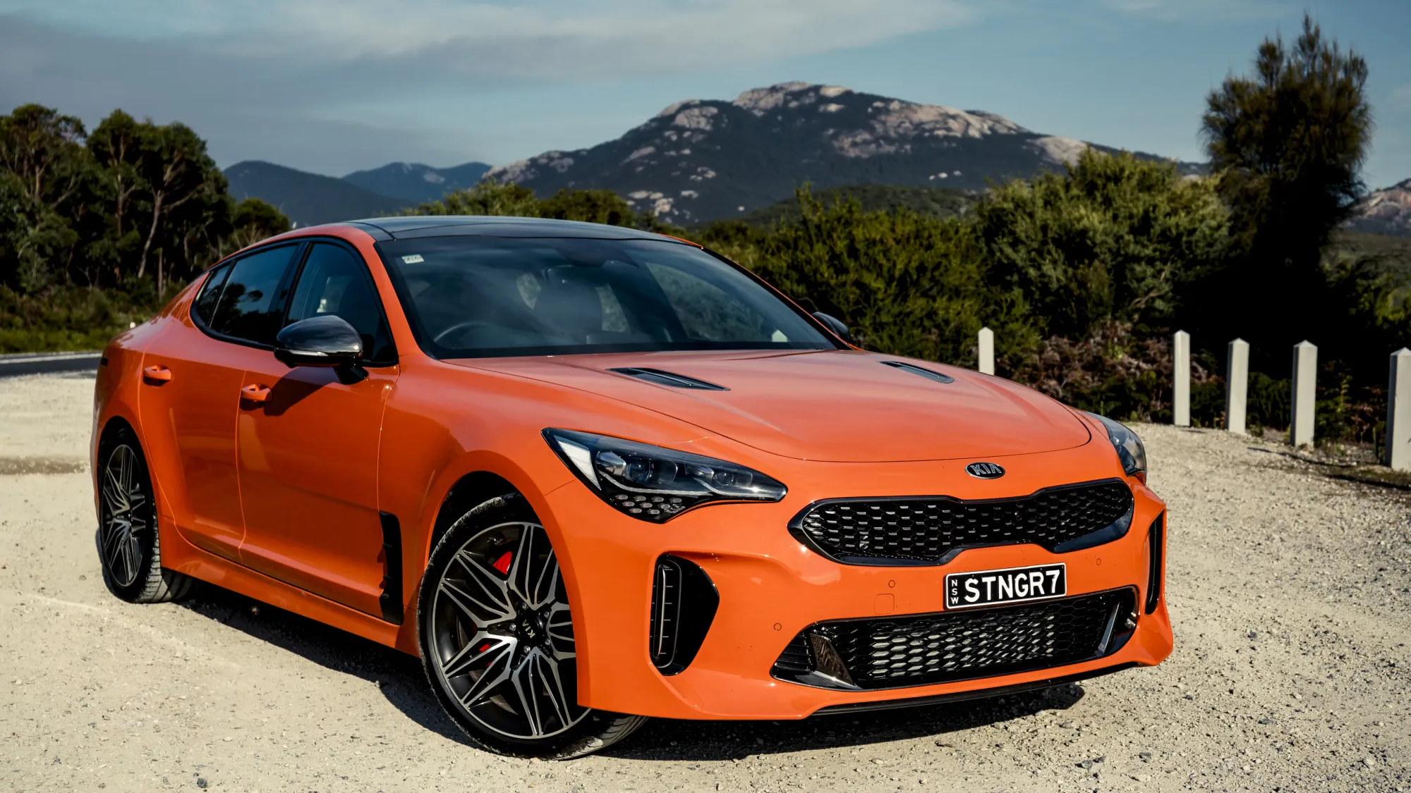 Kia Stinger GT Naranja en una toma frontal de tres cuartos