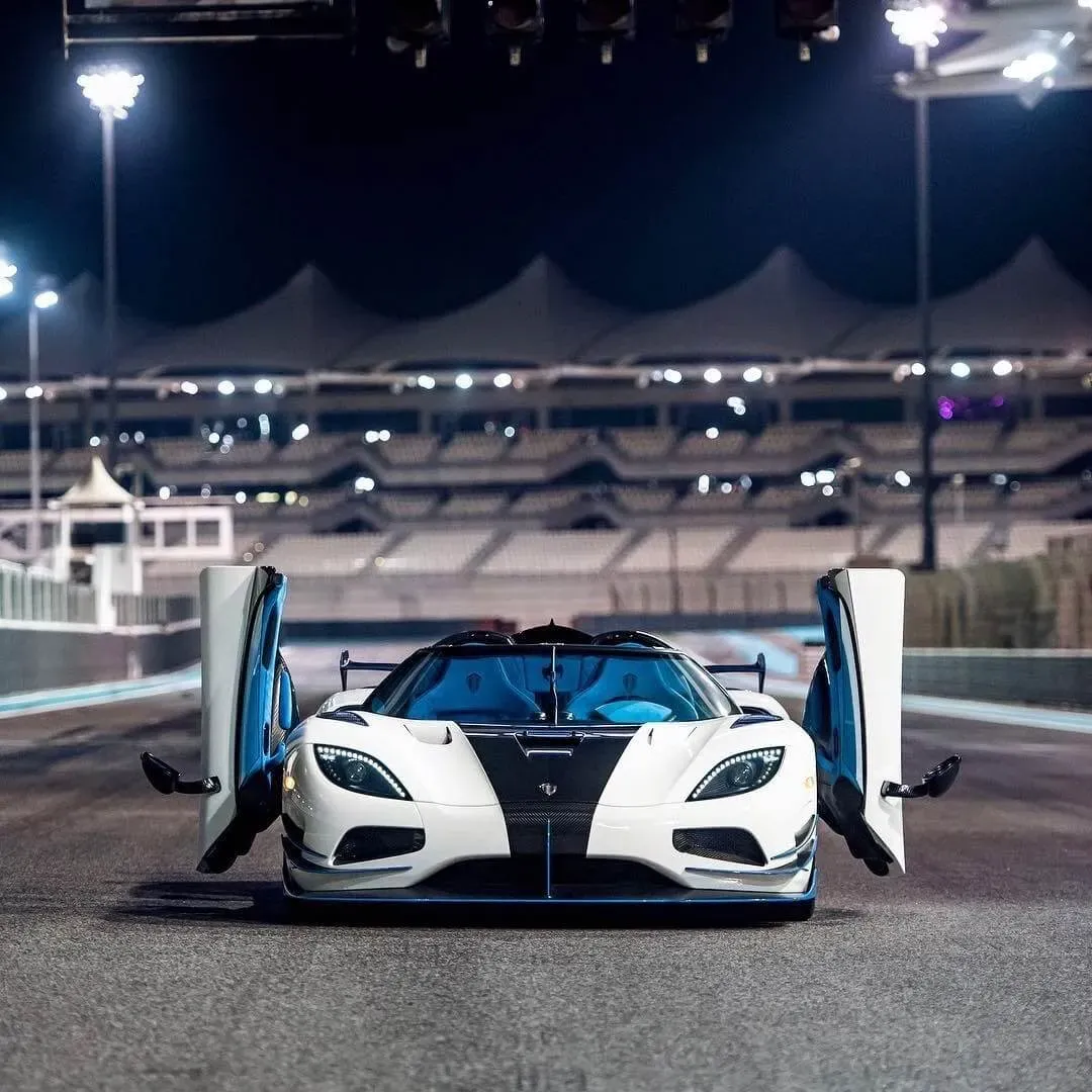 Exterior frontal del Koenigsegg Agera RS1 color blanco