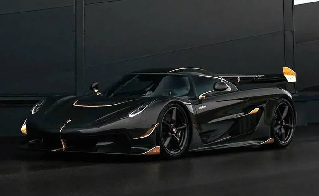 Koenigsegg Jesko en color negro, perfil lateral mostrando sus líneas
