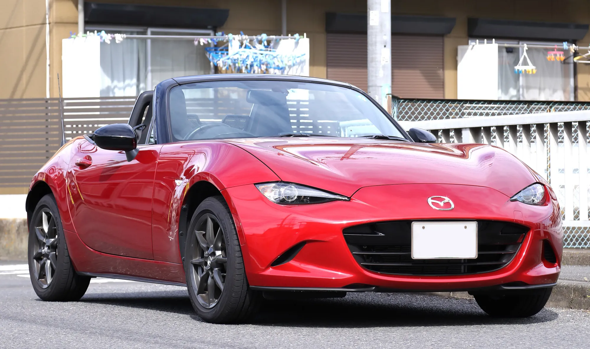 Mazda MX-5 en un puente