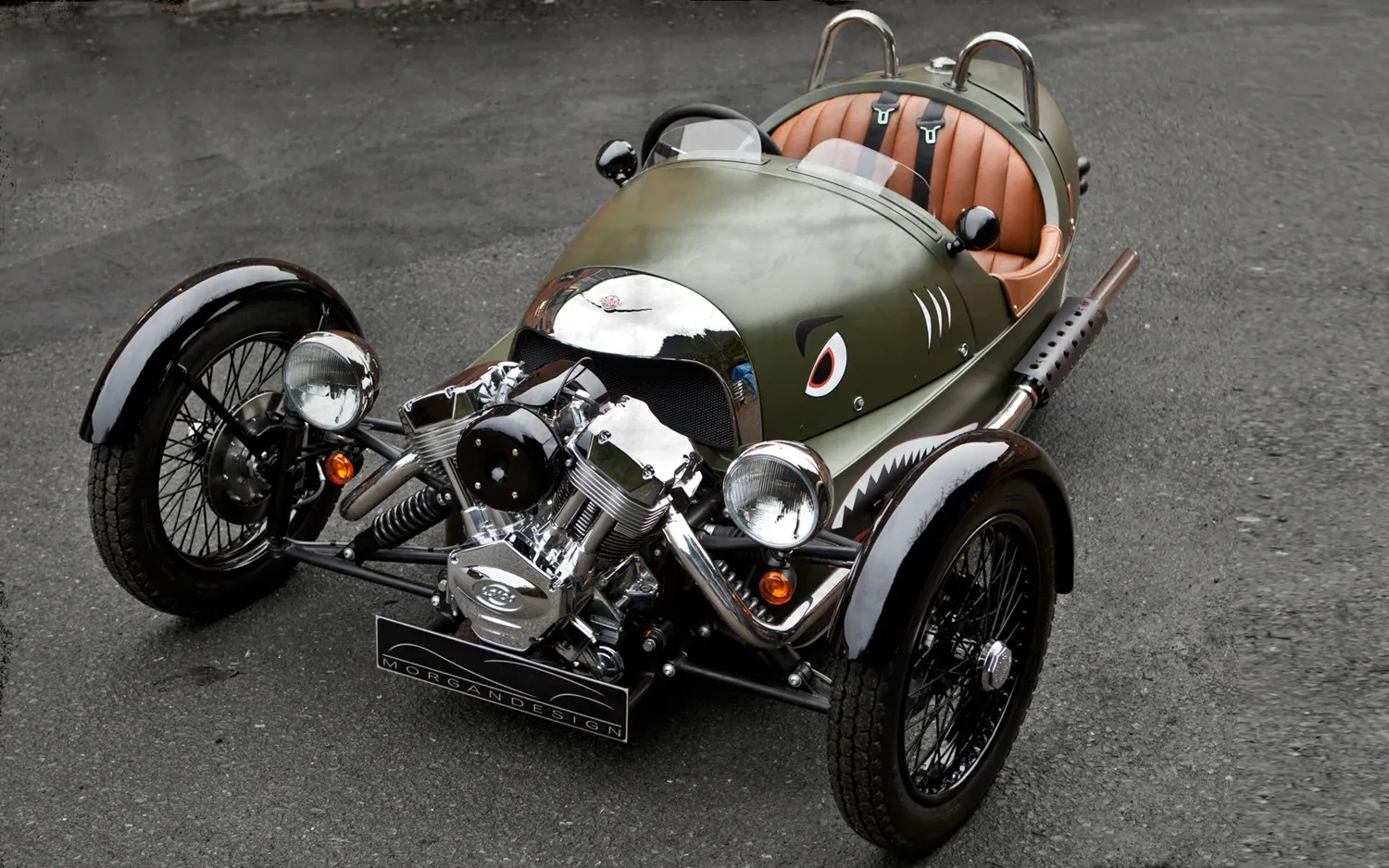 Vista frontal y lateral del Morgan Three Wheeler en carretera