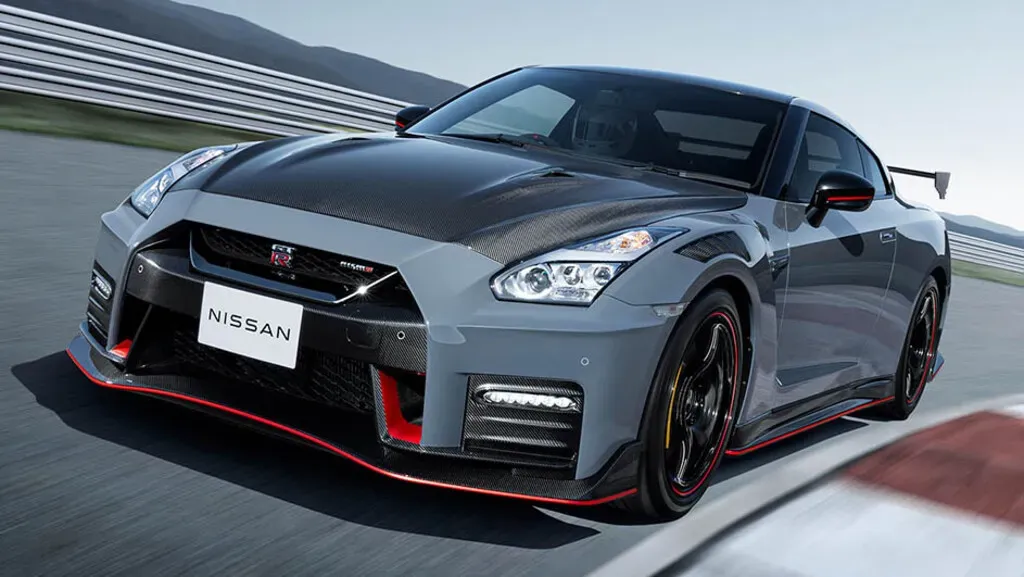 Nissan GTR Gris estacionado