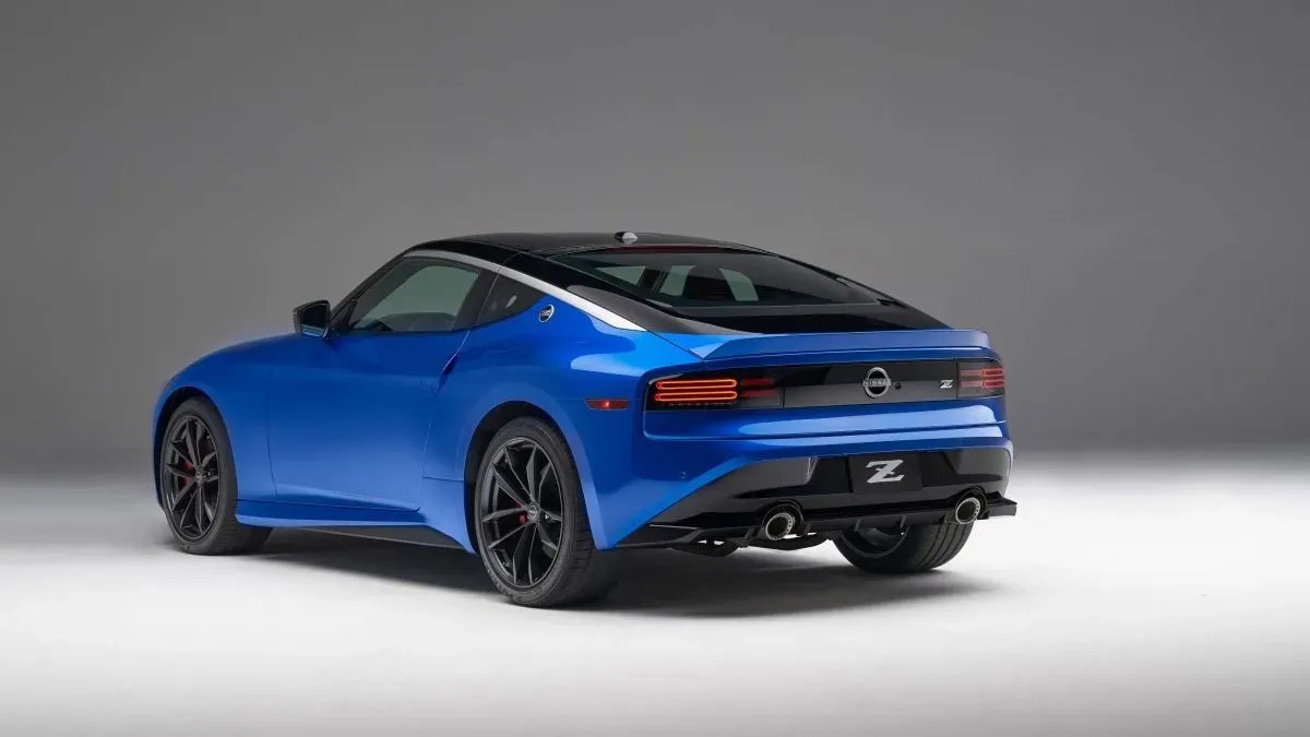 Nissan Z 2023 Azul en carretera