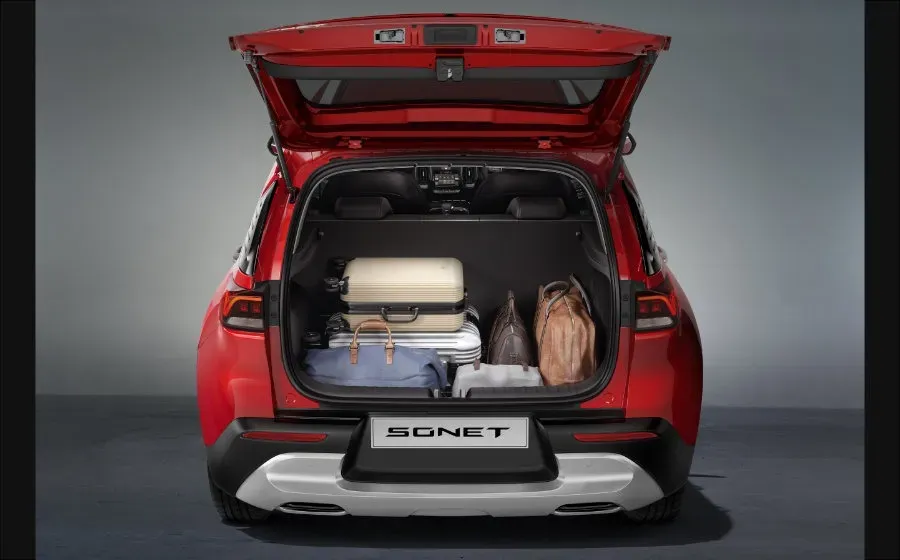Exterior trasera maletera abierta del kia sonet 2024 color rojo
