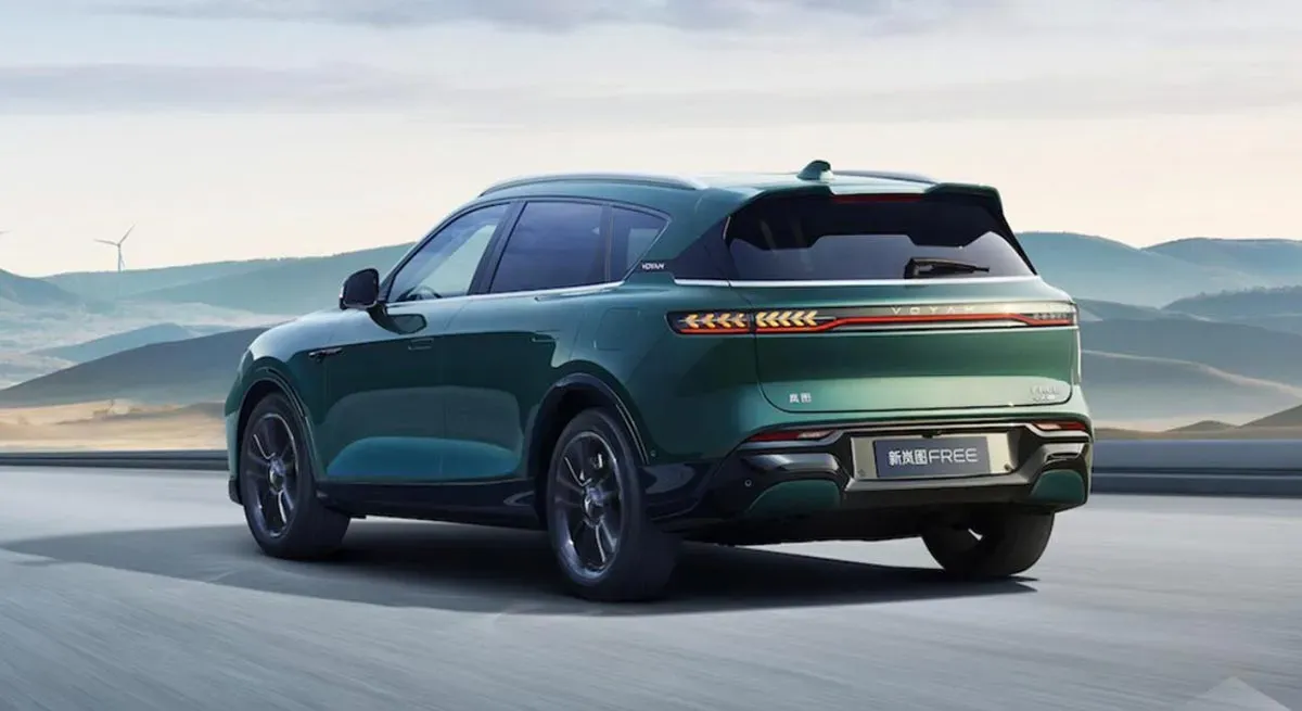 Voyah Free SUV eléctrico verde en carretera