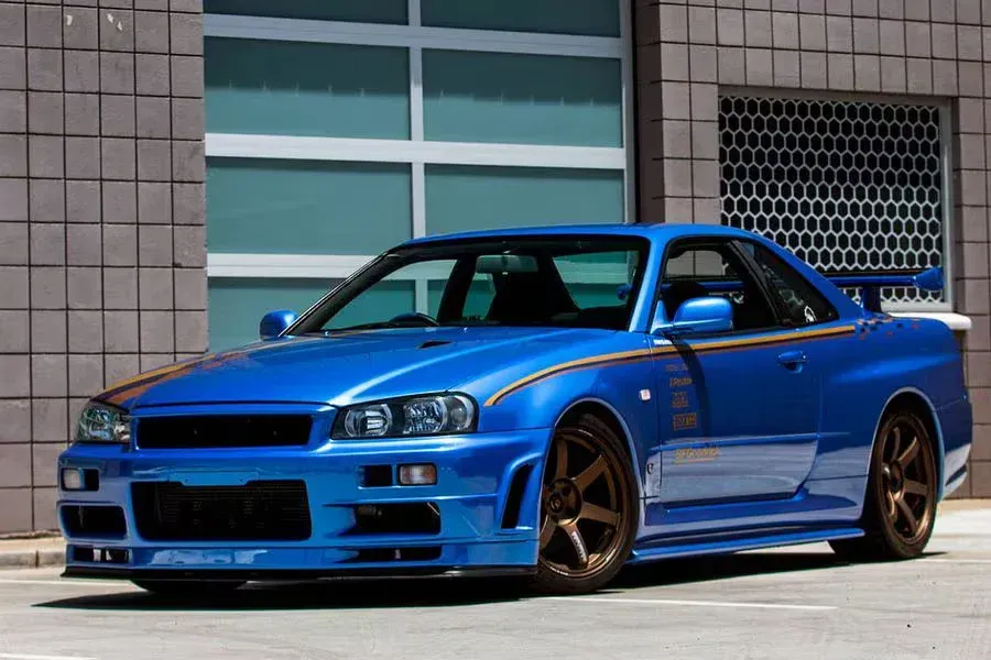 Nissan Skyline R34 Azul en la ciudad
