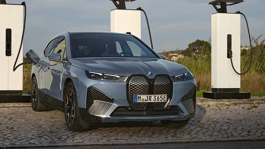 BMW iX M60 Gris de perfil mostrando su diseño frontal característico