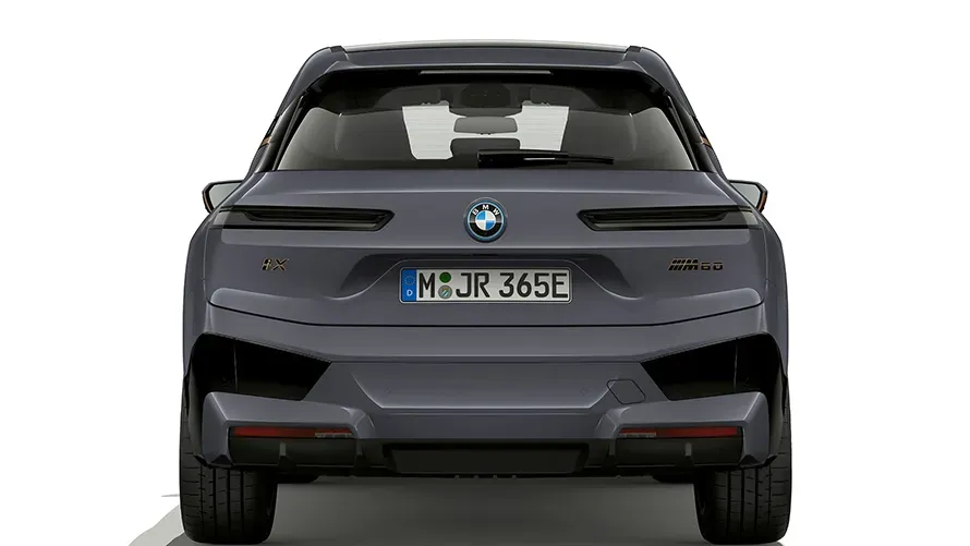 Interior del BMW iX M60 mostrando el cuadro de mandos curvo y los asientos