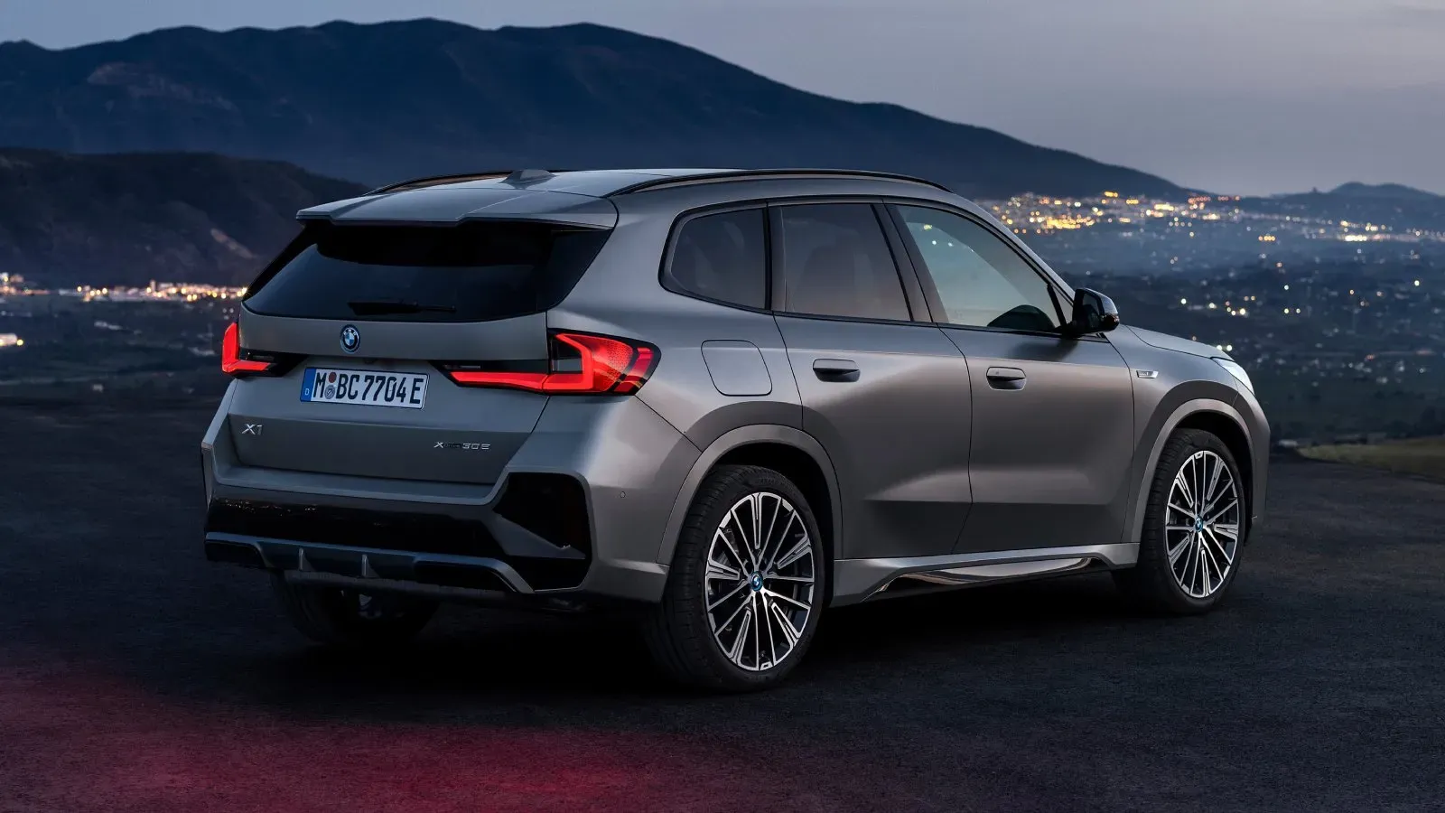 BMW X1 2023 de perfil en color negro destacando sus líneas renovadas