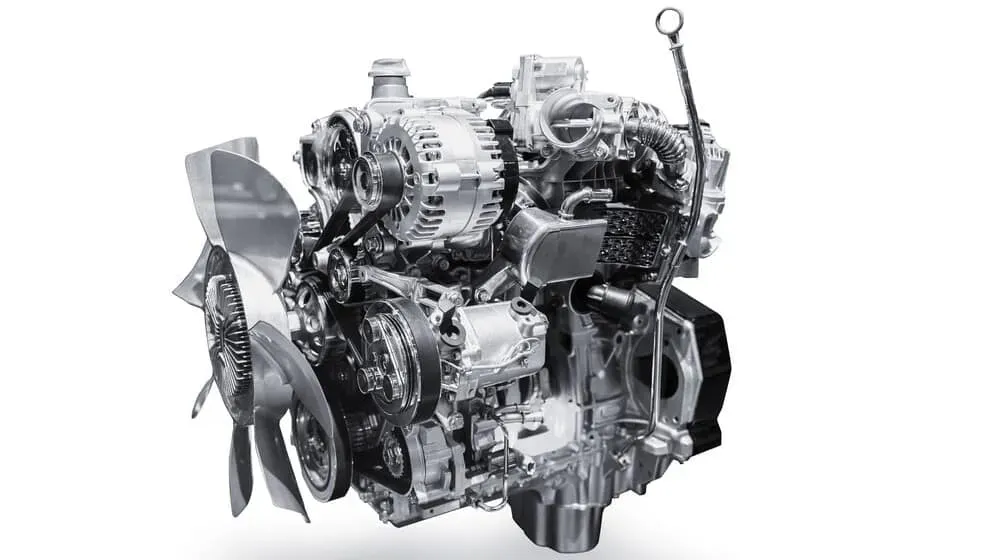 Motor de automóvil desmontado sobre un soporte