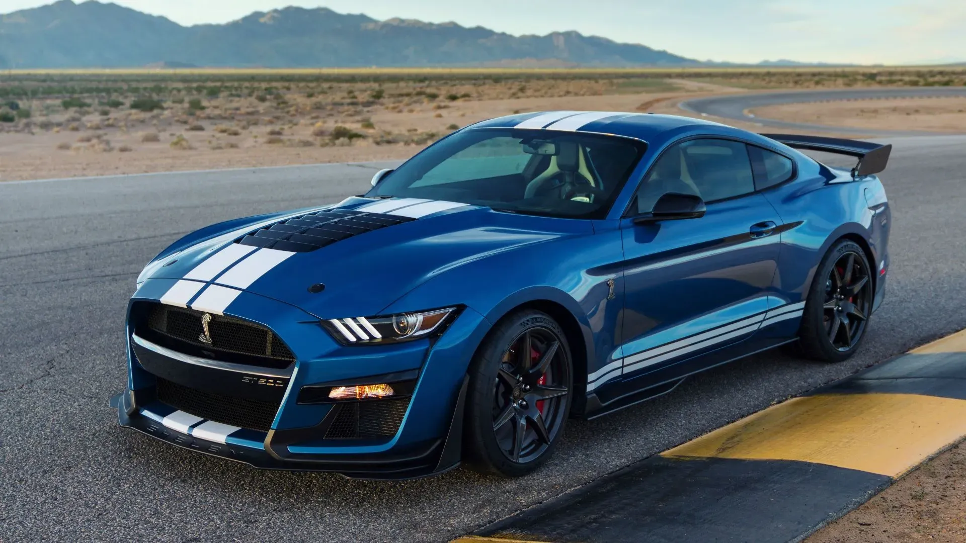 Ford Mustang Shelby GT500 moderno color naranja