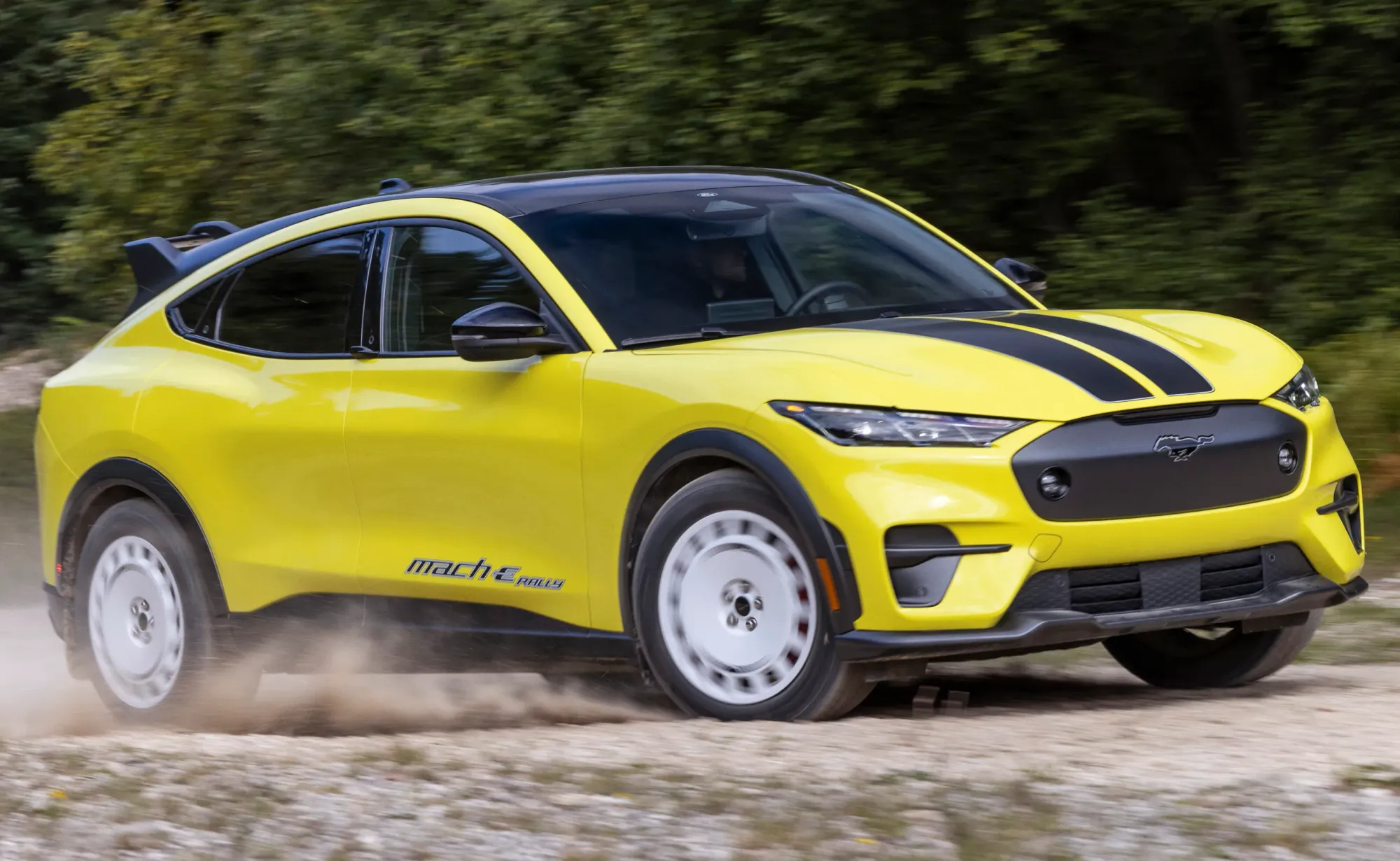 Ford Mustang Mach-E Amarillo en acción