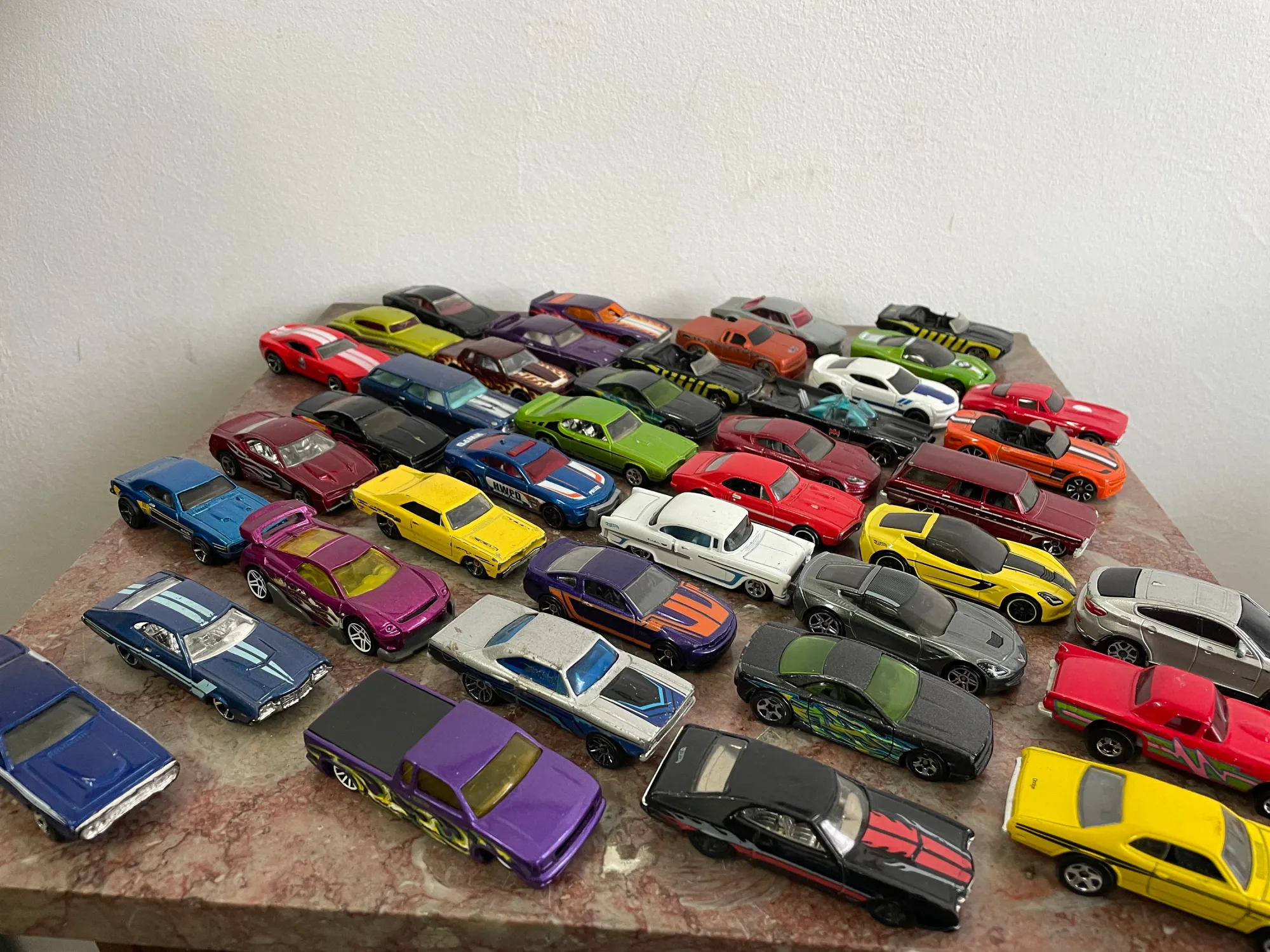 Variedad de autos a escala 1:32 sobre mesón