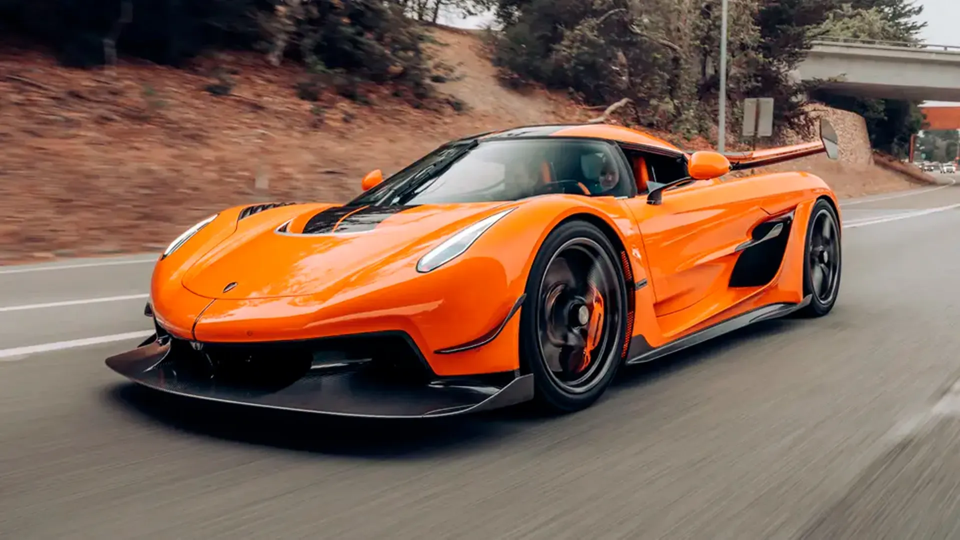 Vista frontal del Koenigsegg Jesko mostrando su aerodinámica agresiva