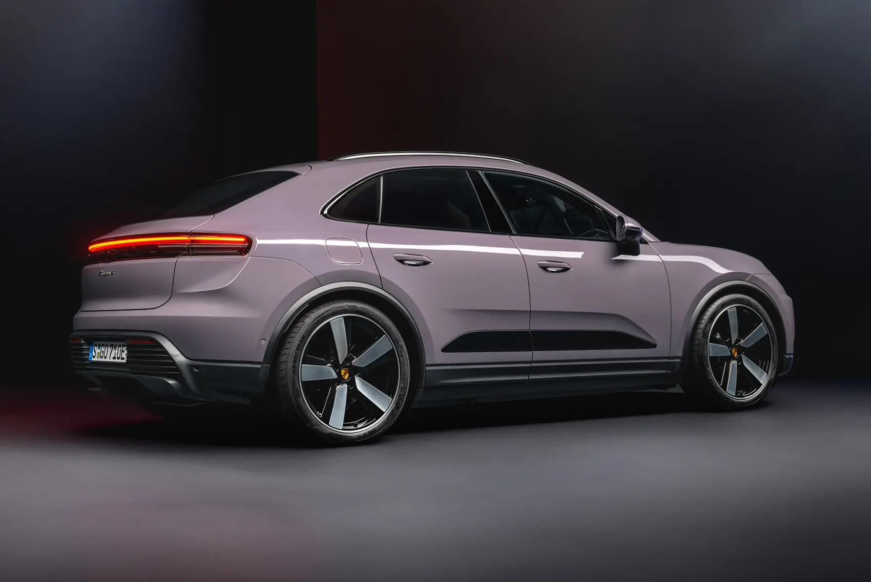 Interior del Porsche Macan EV con pantallas digitales