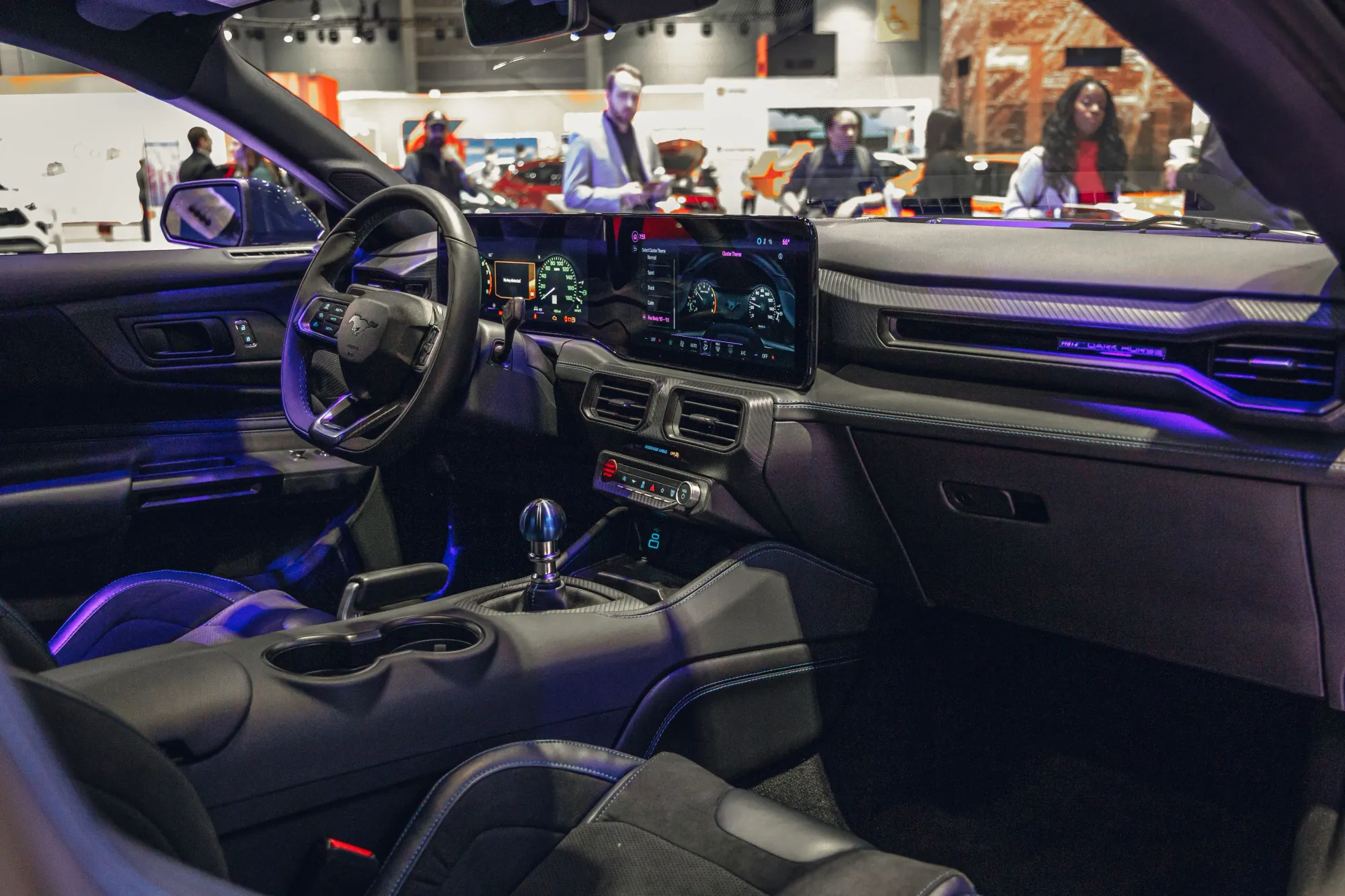 Interior y pantalla del Ford Mustang Dark Horse 2024