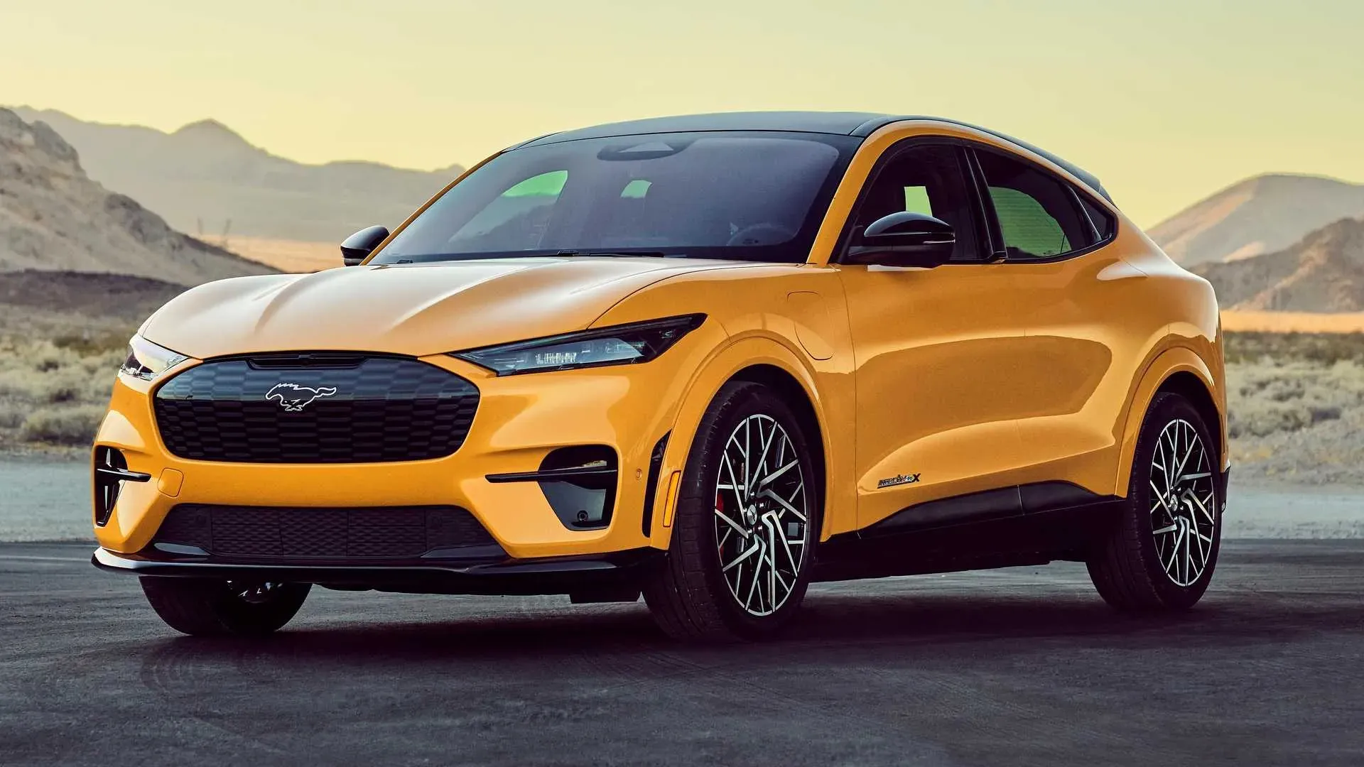 Exterior lateral del Ford Mustang Mach-E color amarillo