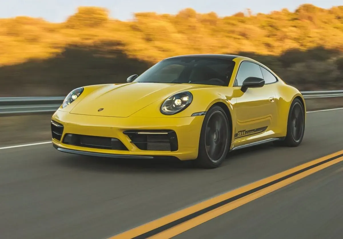 Porsche 911 Carrera T Amarillo en carretera