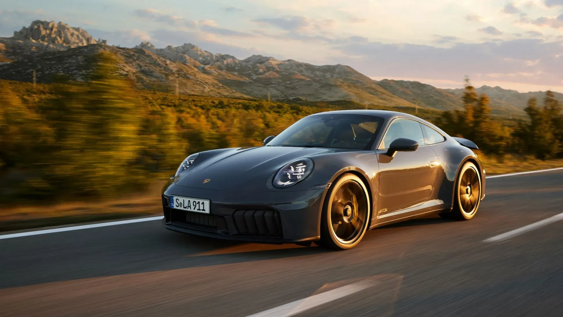 Vista trasera de un Porsche moderno en contraste con el proyecto C88