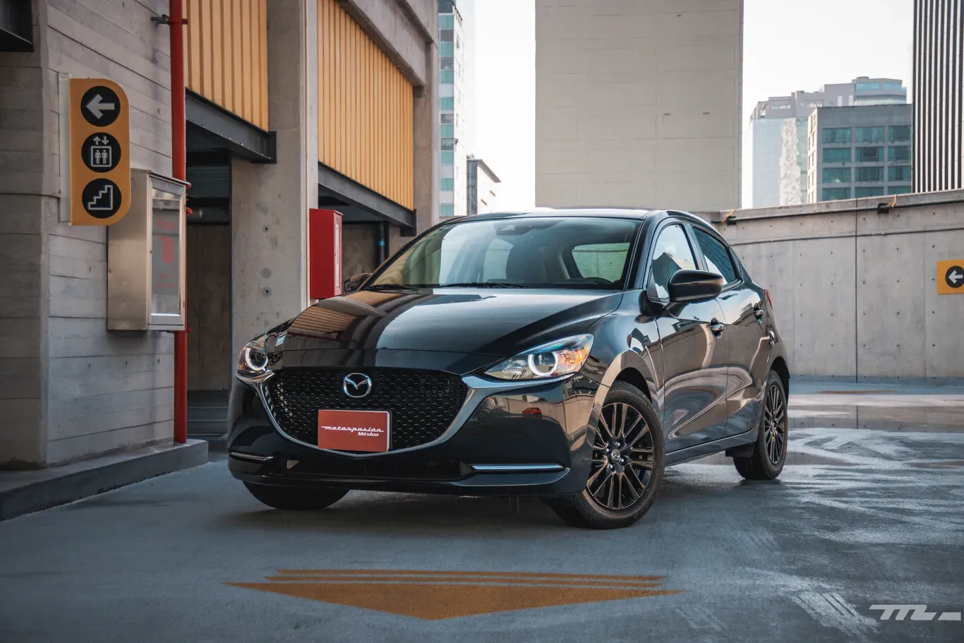 Mazda 2 Carbon Edition 2023 vista frontal y lateral