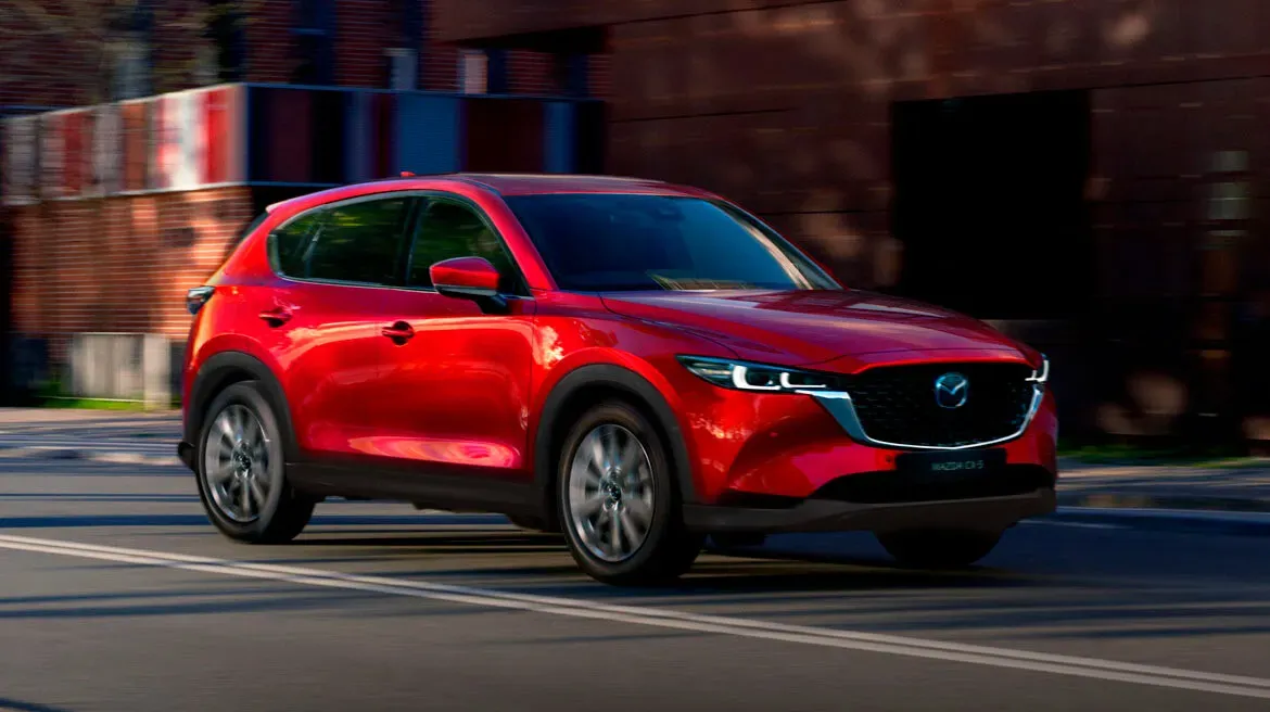 Vista frontal del Mazda CX-5 Signature 2025 en color rojo