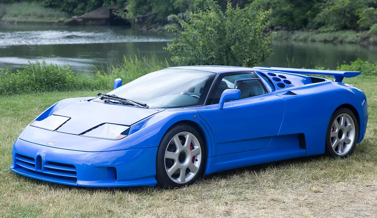Bugatti EB110 Super Sport en color azul