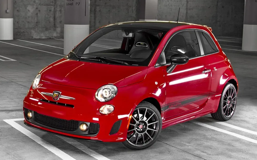 Interior del Abarth 500 con detalles deportivos