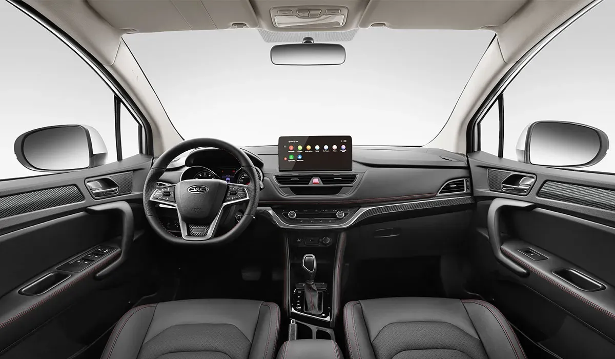 Interior y dashboard de un auto JAC mostrando pantalla y volante