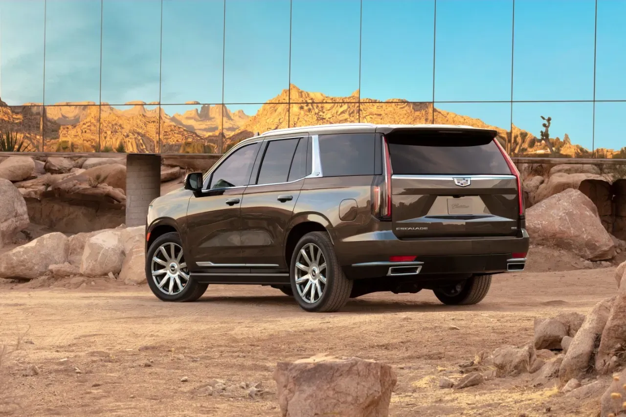 Diseño exterior del Cadillac Escalade 2021 mostrando la evolución del diseño.