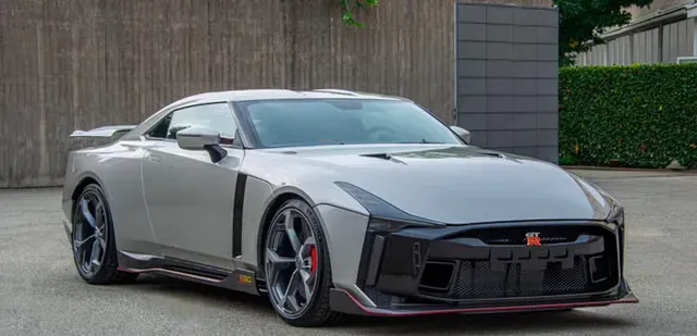 Nissan GT-R50 frontal en carretera