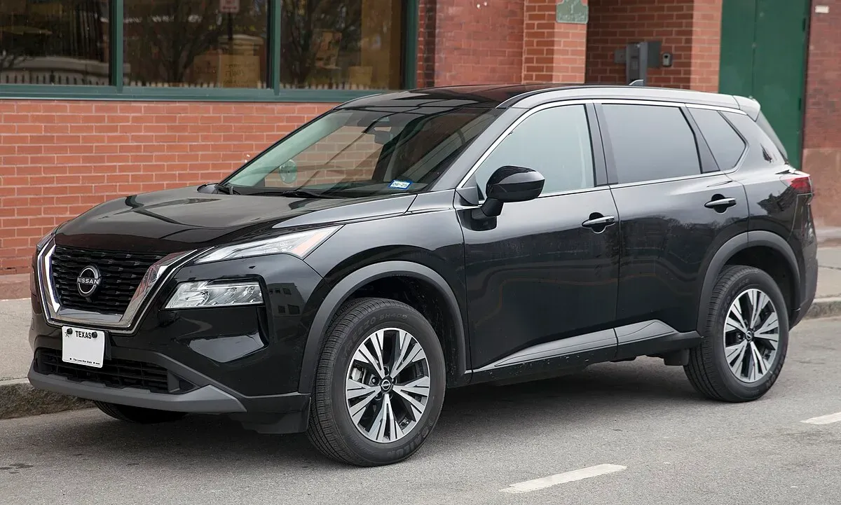 Nissan Rogue SUV negro frente lateral