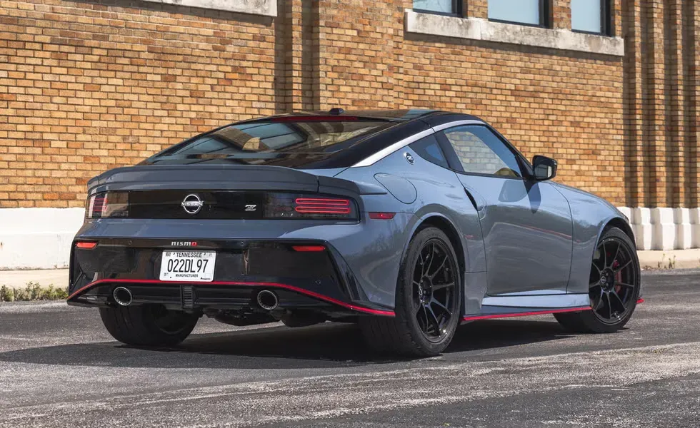 Nissan Z 2024 rojo en una curva