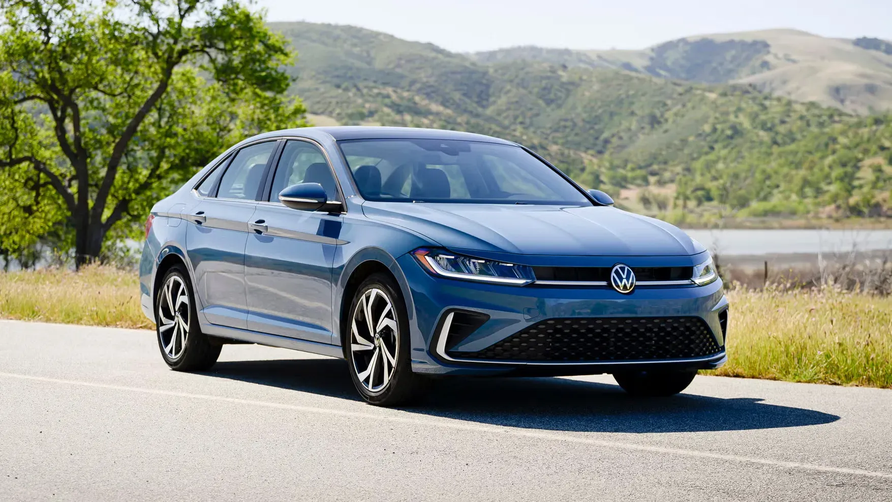 Volkswagen Jetta 2025 en color gris, vista lateral y frontal