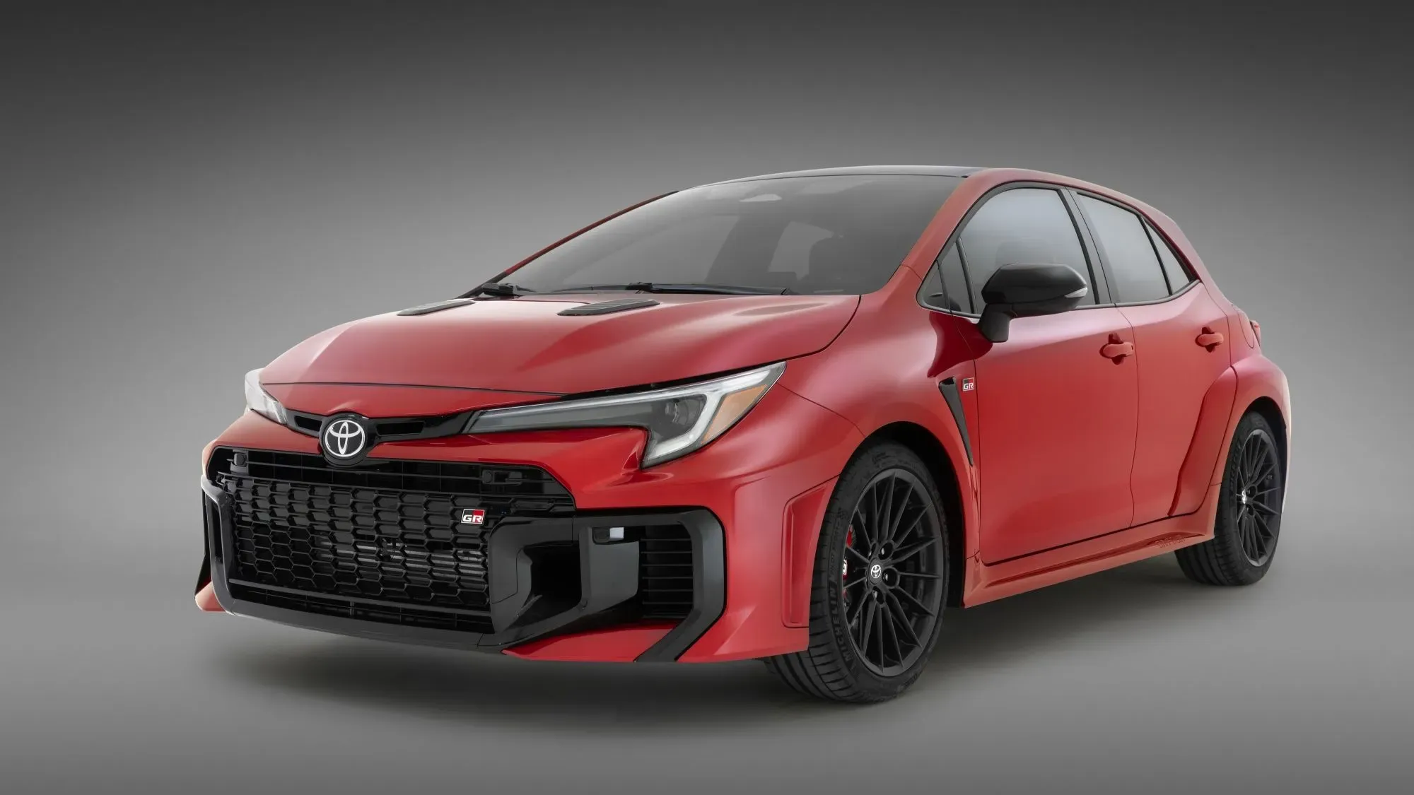 Toyota GR Corolla 2023 en color rojo