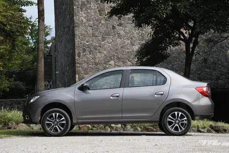 Renault Logan 2023 perfil