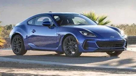 Subaru BRZ en movimiento en una curva