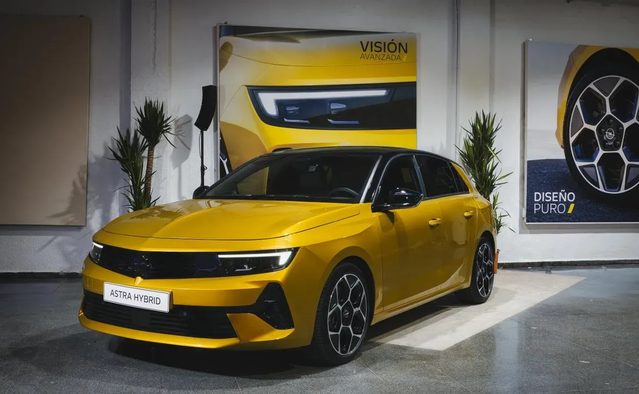 Vista frontal del nuevo Opel Astra Renace mostrando el diseño Vizor