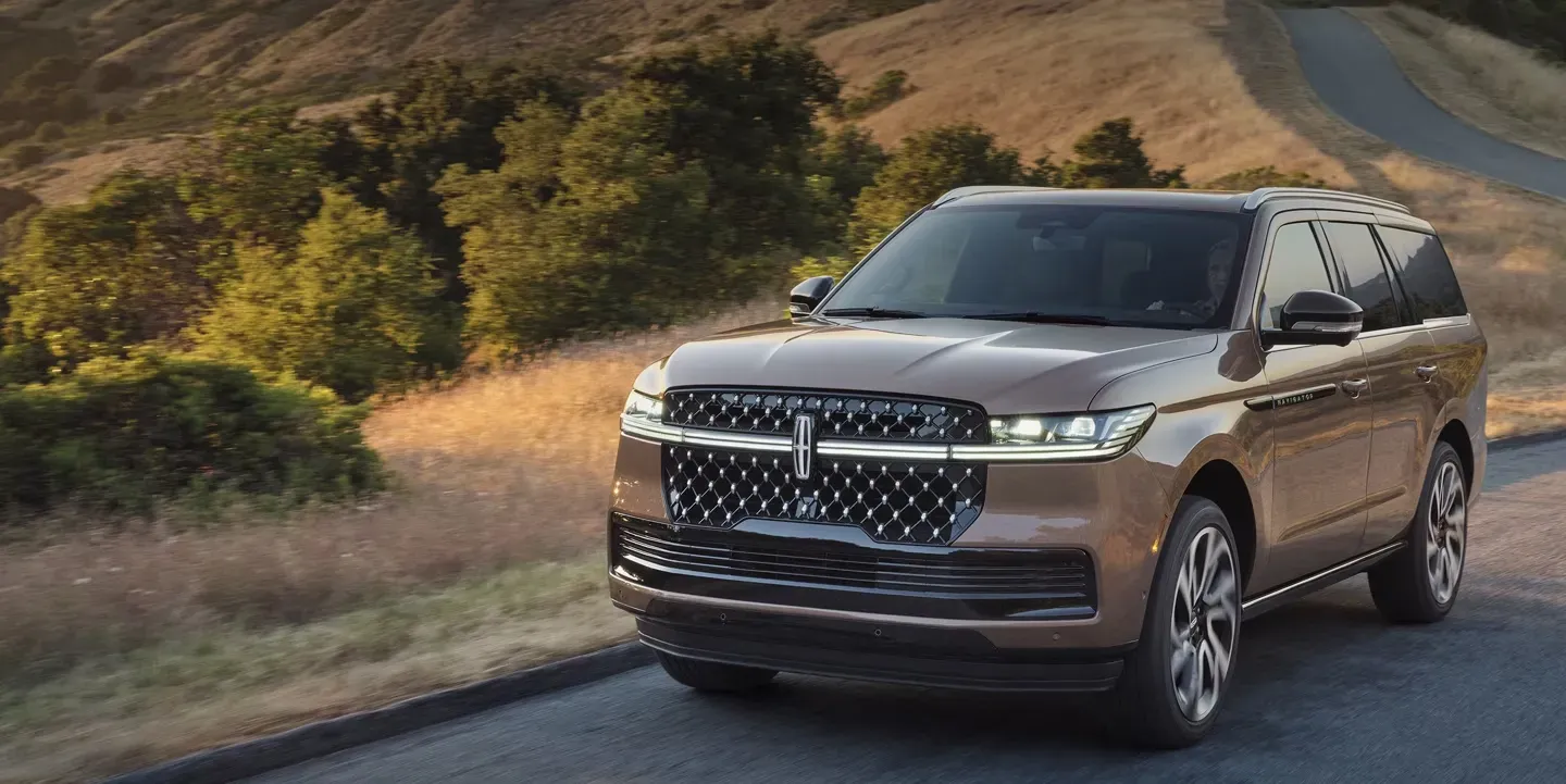 Vehículo de la marca Lincoln en carretera