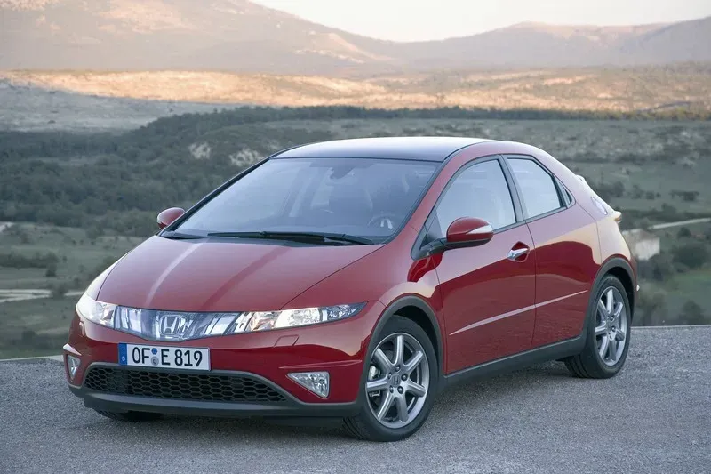 Vista lateral del honda civic 8va generación