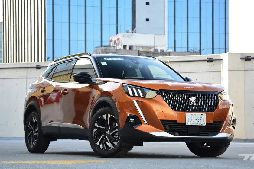 Vista frontal del Peugeot 2008 GT Line 2021 en color naranja