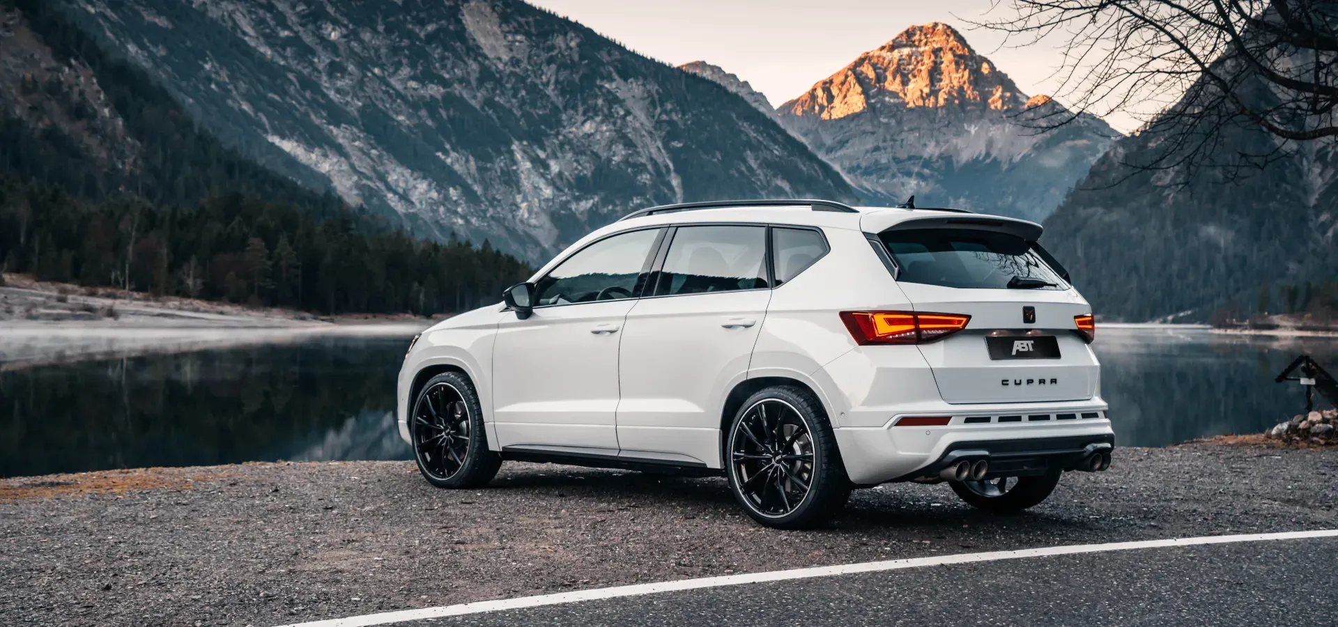 Cupra Ateca en movimiento mostrando su dinamismo