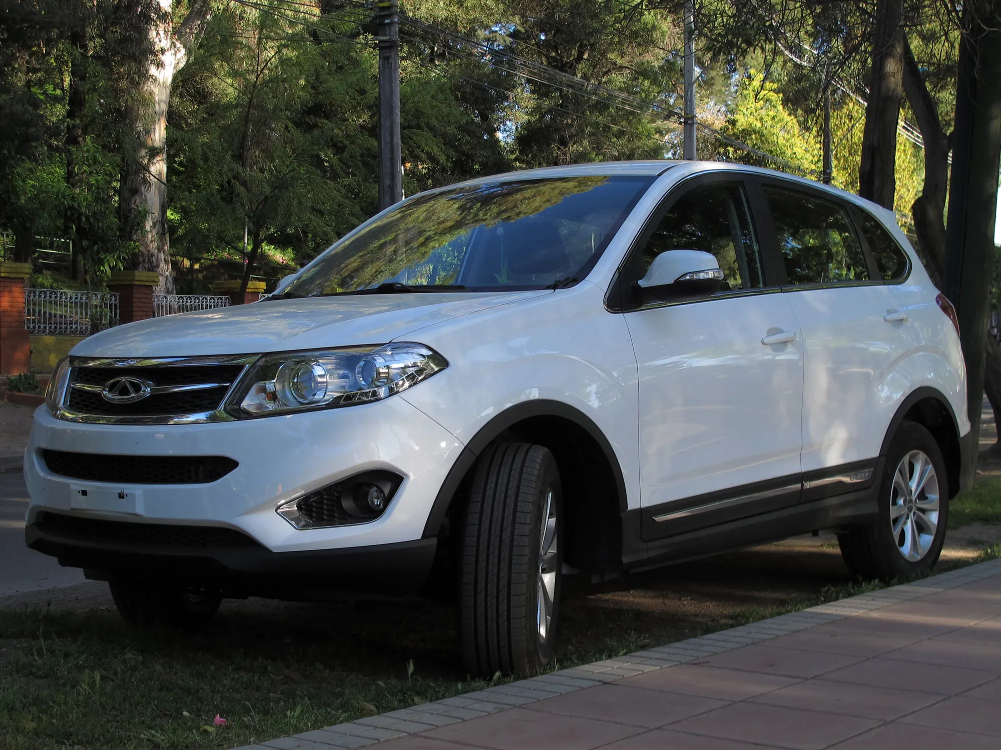 Modelo Chirey Tiggo antiguo, mostrando la evolución de la marca
