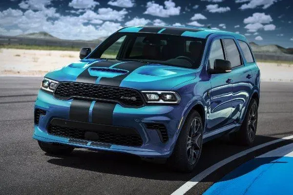 Dodge Durango SRT Hellcat 2021 en una carretera