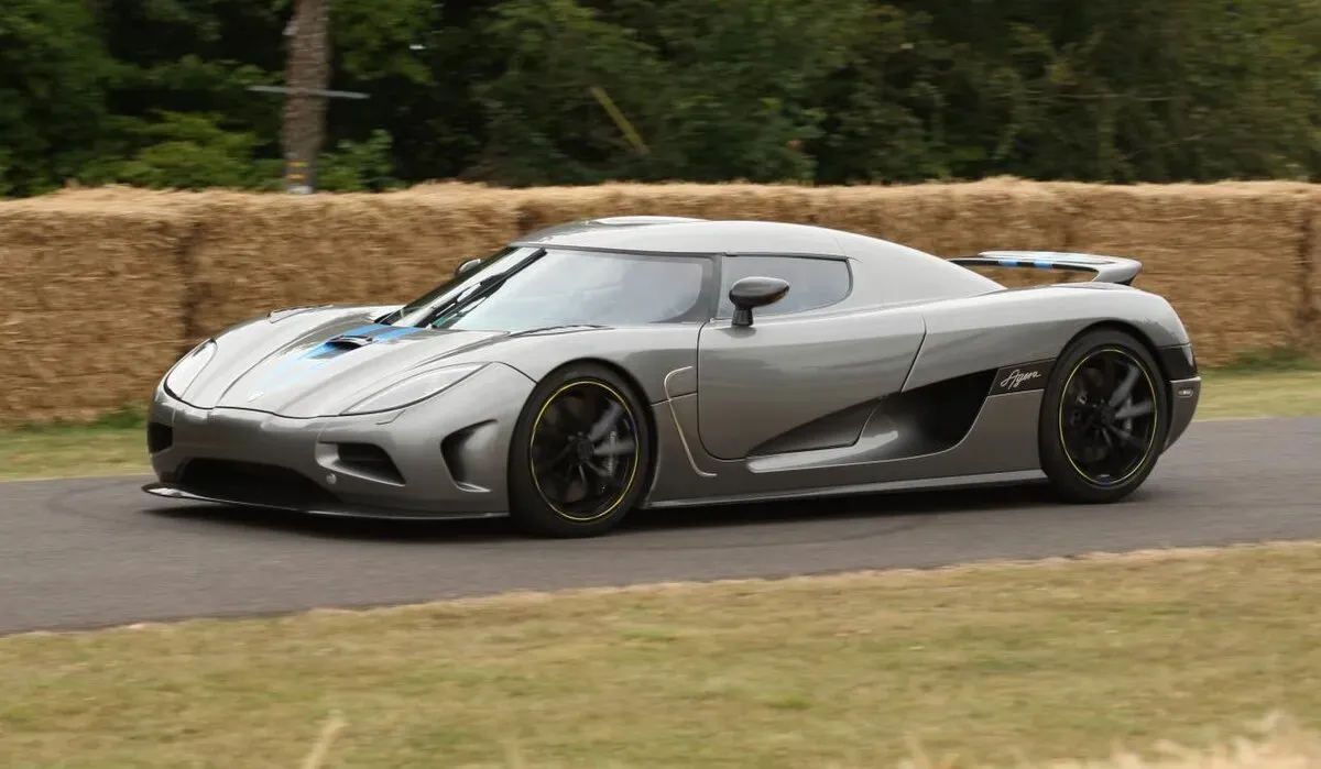Koenigsegg Agera en carretera