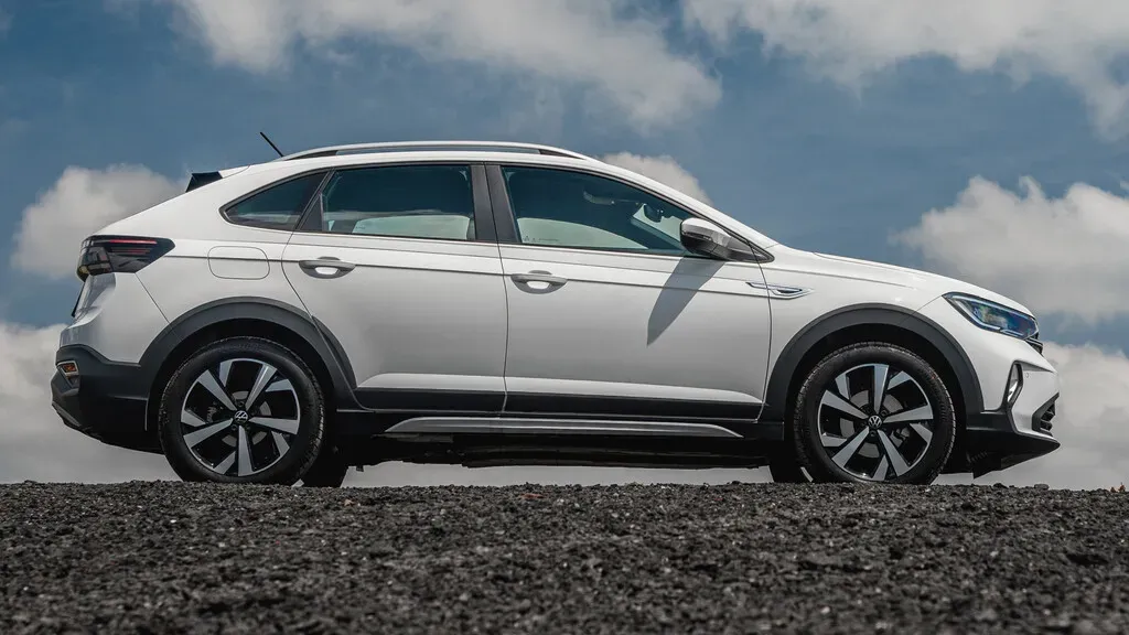 Perfil lateral del Volkswagen Nivus mostrando su línea de techo estilo coupé